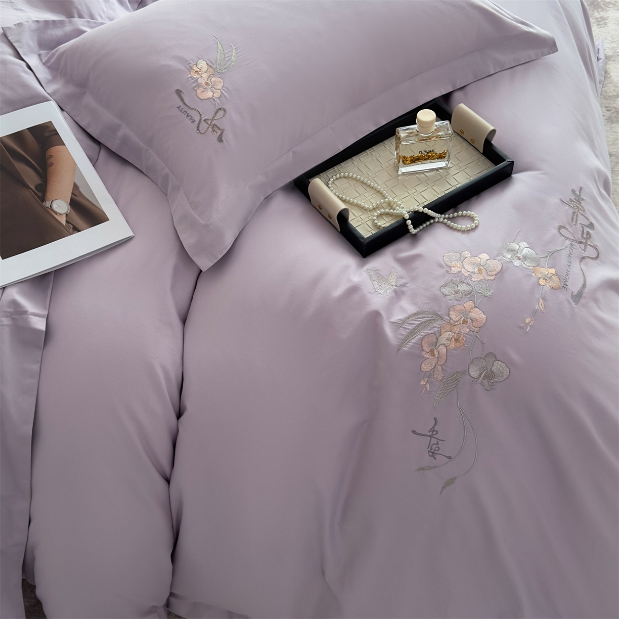 91家纺网 家纺一手货源 找家纺 曼秀琳家纺 2025秋冬新款超柔60s贡缎磨毛刺绣款套件四件套 平安喜乐-椰紫