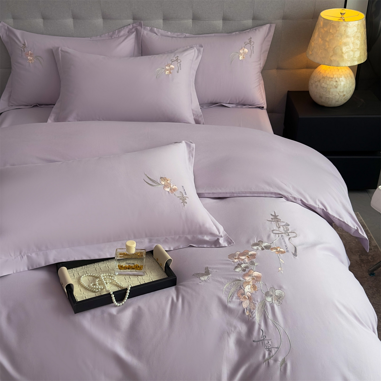 91家纺网 家纺一手货源 找家纺 曼秀琳家纺 2025秋冬新款超柔60s贡缎磨毛刺绣款套件四件套 平安喜乐-椰紫