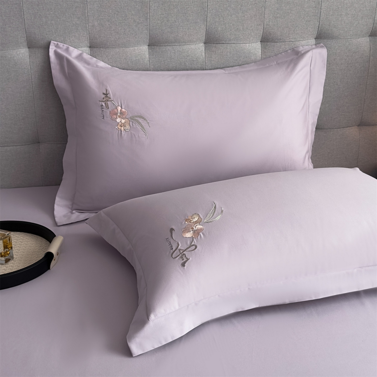 91家纺网 家纺一手货源 找家纺 曼秀琳家纺 2025秋冬新款超柔60s贡缎磨毛刺绣款套件四件套 平安喜乐-椰紫