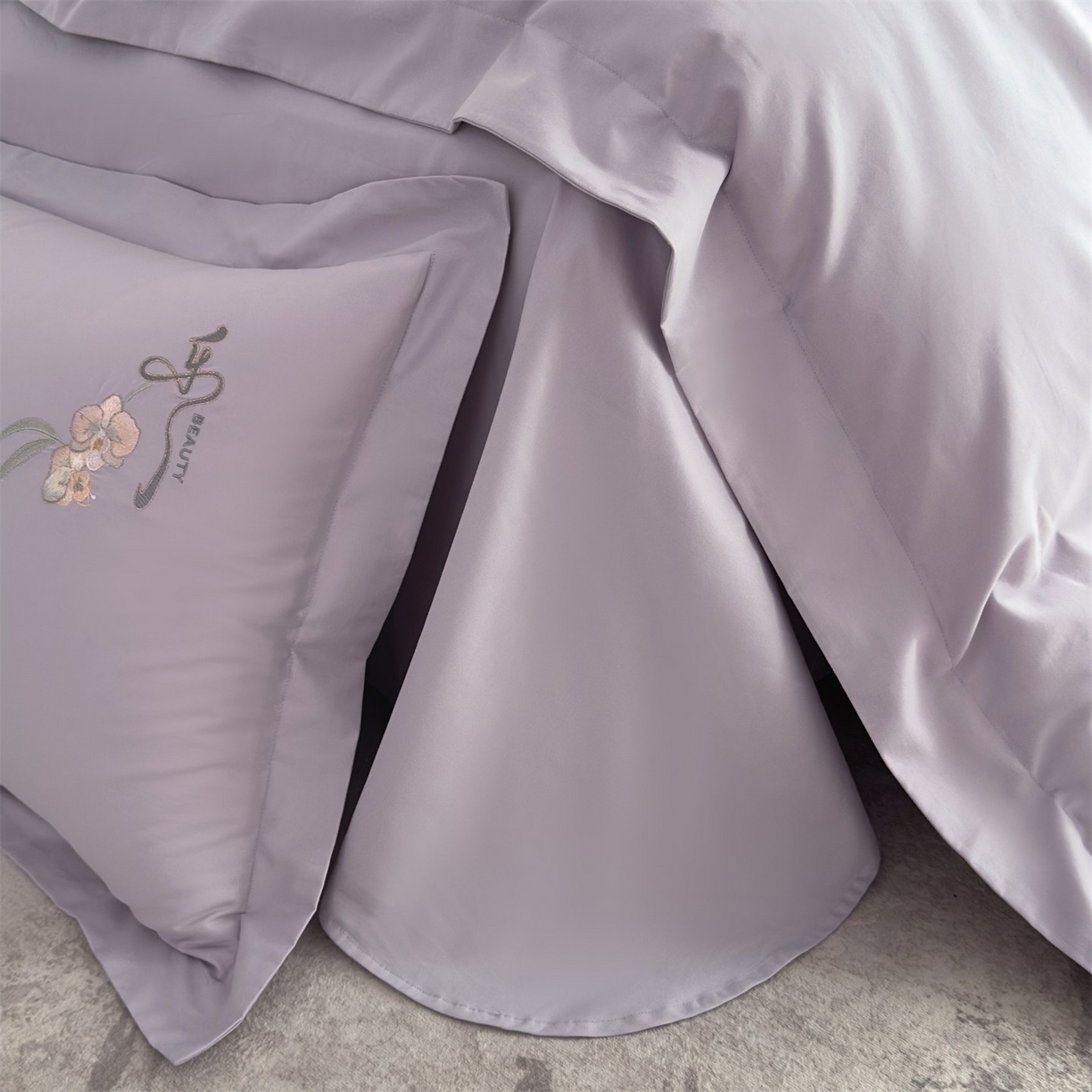 91家纺网 家纺一手货源 找家纺 曼秀琳家纺 2025秋冬新款超柔60s贡缎磨毛刺绣款套件四件套 平安喜乐-椰紫