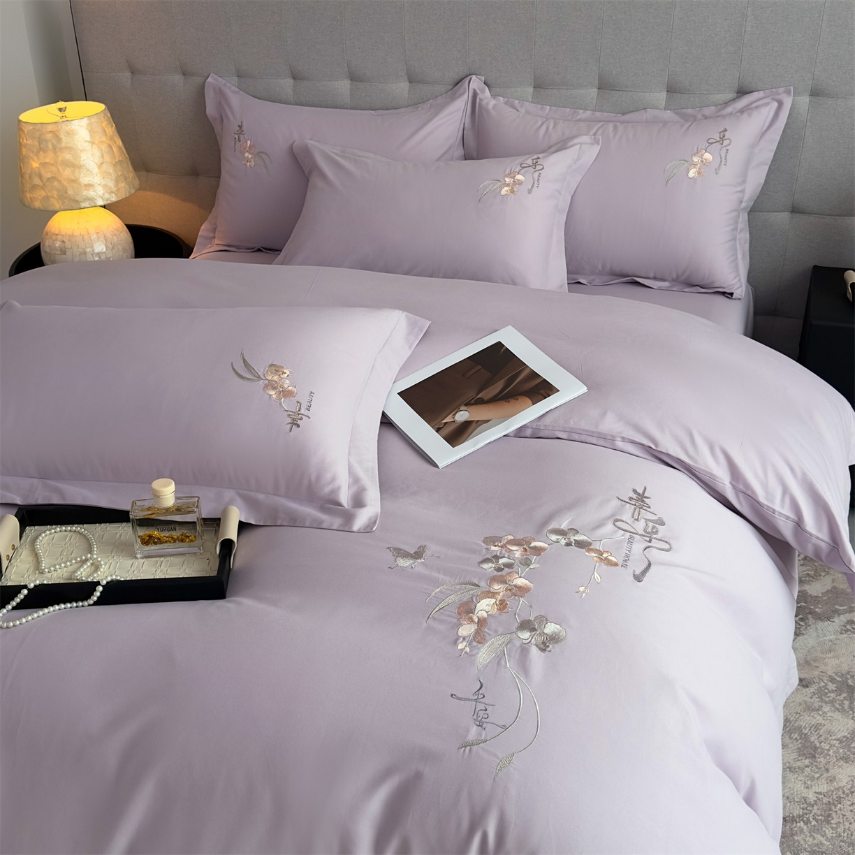 91家纺网 家纺一手货源 找家纺 曼秀琳家纺 2025秋冬新款超柔60s贡缎磨毛刺绣款套件四件套 平安喜乐-椰紫