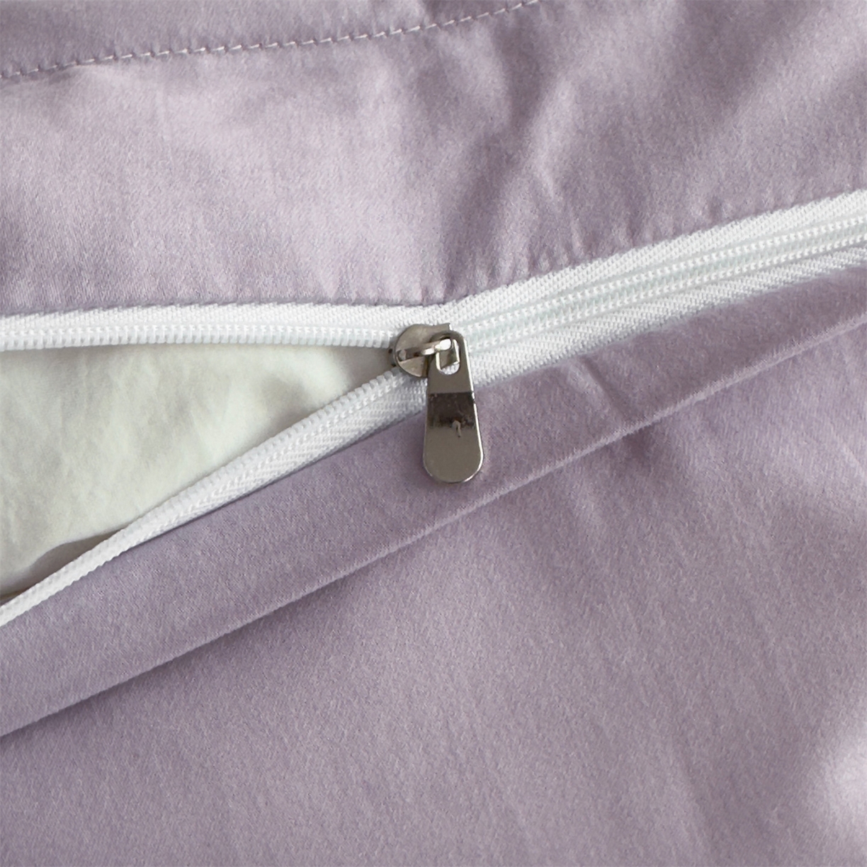 91家纺网 家纺一手货源 找家纺 曼秀琳家纺 2025秋冬新款超柔60s贡缎磨毛刺绣款套件四件套 平安喜乐-椰紫