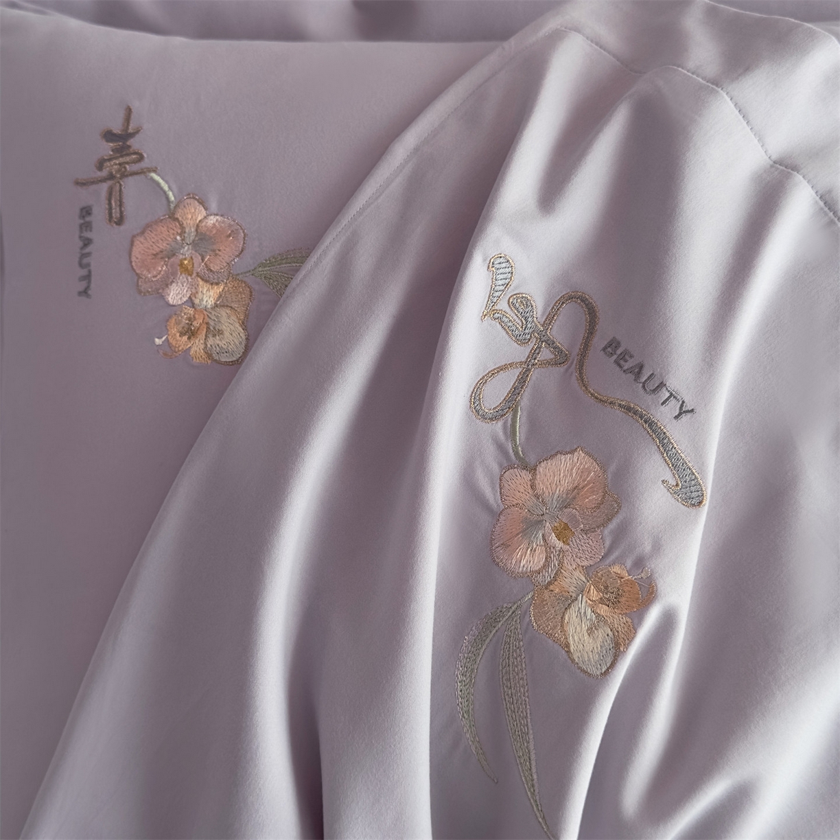 91家纺网 家纺一手货源 找家纺 曼秀琳家纺 2025秋冬新款超柔60s贡缎磨毛刺绣款套件四件套 平安喜乐-椰紫