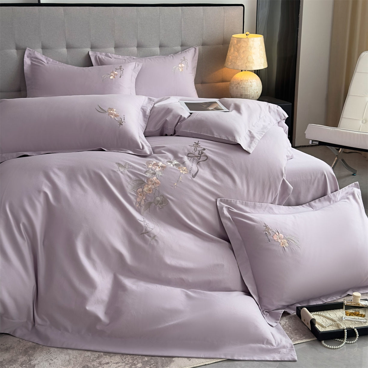 91家纺网 家纺一手货源 找家纺 曼秀琳家纺 2025秋冬新款超柔60s贡缎磨毛刺绣款套件四件套 平安喜乐-椰紫