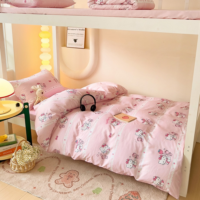 91家纺网 家纺一手货源 找家纺 港岛妹妹 2025新款三丽鸥正版授权四件套-学生床拍摄图 三丽鸥-草莓甜心kt猫