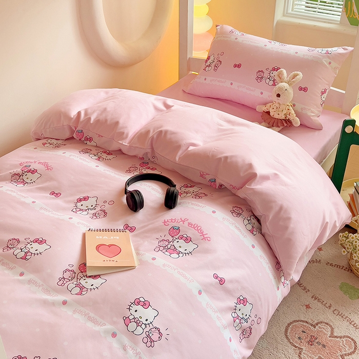 91家纺网 家纺一手货源 找家纺 港岛妹妹 2025新款三丽鸥正版授权四件套-学生床拍摄图 三丽鸥-草莓甜心kt猫