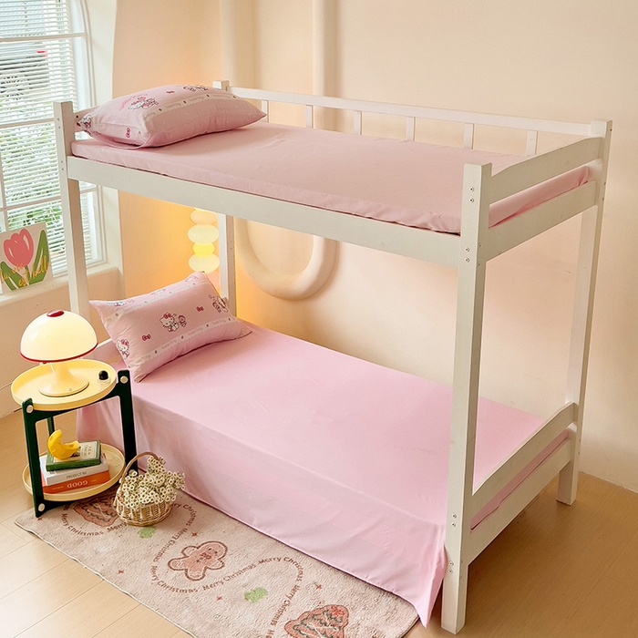 91家纺网 家纺一手货源 找家纺 港岛妹妹 2025新款三丽鸥正版授权四件套-学生床拍摄图 三丽鸥-草莓甜心kt猫