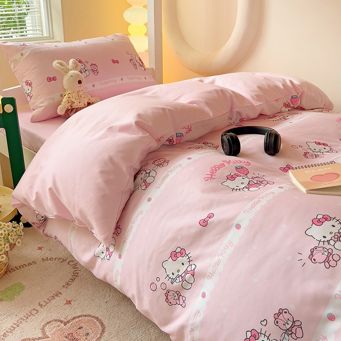 91家纺网 家纺一手货源 找家纺 港岛妹妹 2025新款三丽鸥正版授权四件套-学生床拍摄图 三丽鸥-草莓甜心kt猫