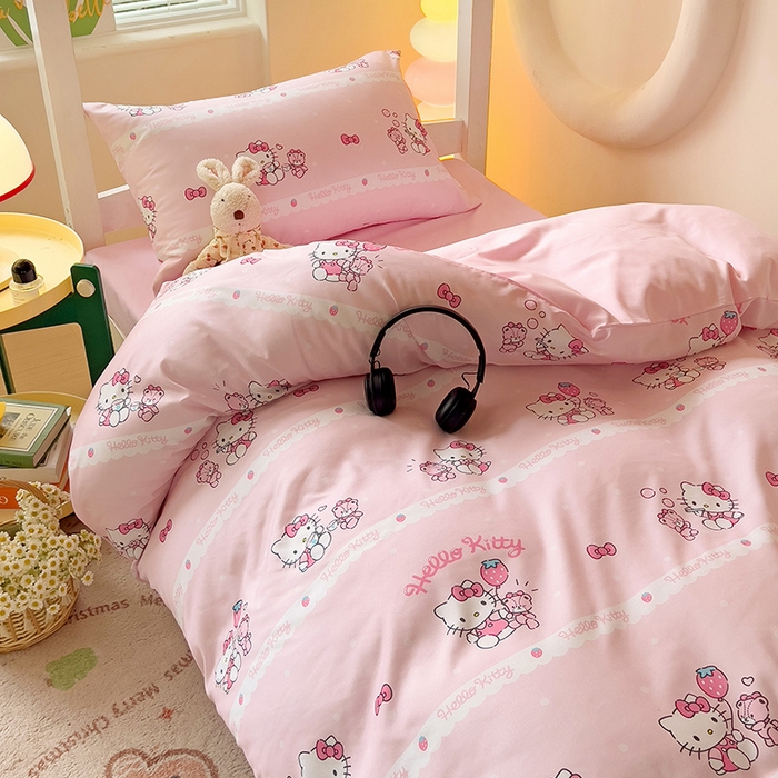 91家纺网 家纺一手货源 找家纺 港岛妹妹 2025新款三丽鸥正版授权四件套-学生床拍摄图 三丽鸥-草莓甜心kt猫