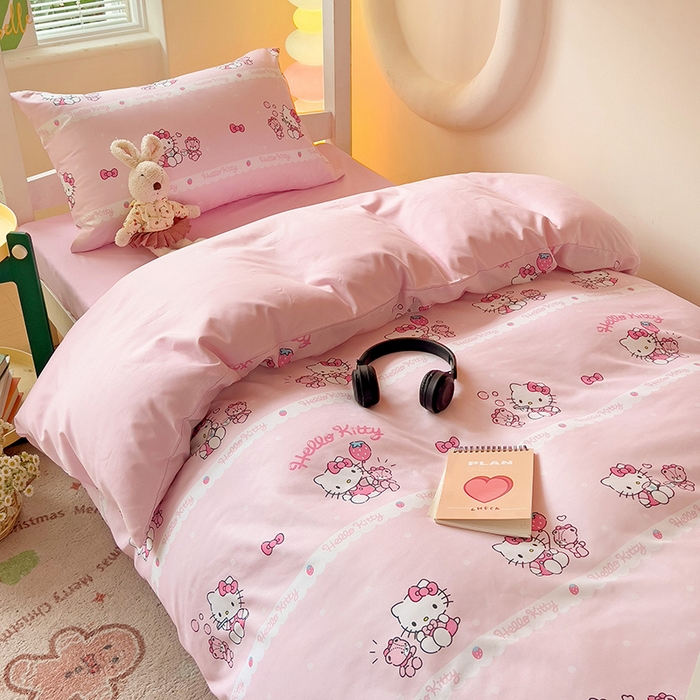 91家纺网 家纺一手货源 找家纺 港岛妹妹 2025新款三丽鸥正版授权四件套-学生床拍摄图 三丽鸥-草莓甜心kt猫