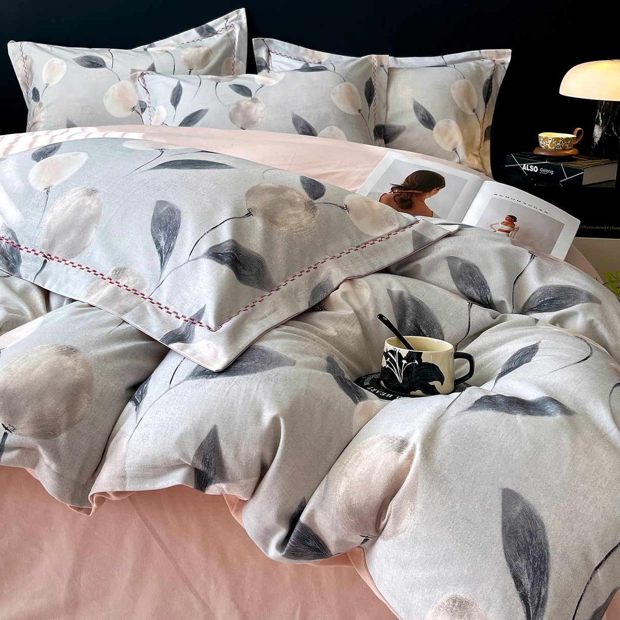 91家纺网 家纺一手货源 找家纺 帅露家纺 2025新款升级疆大白全棉加厚生态磨毛四件套 落英-灰