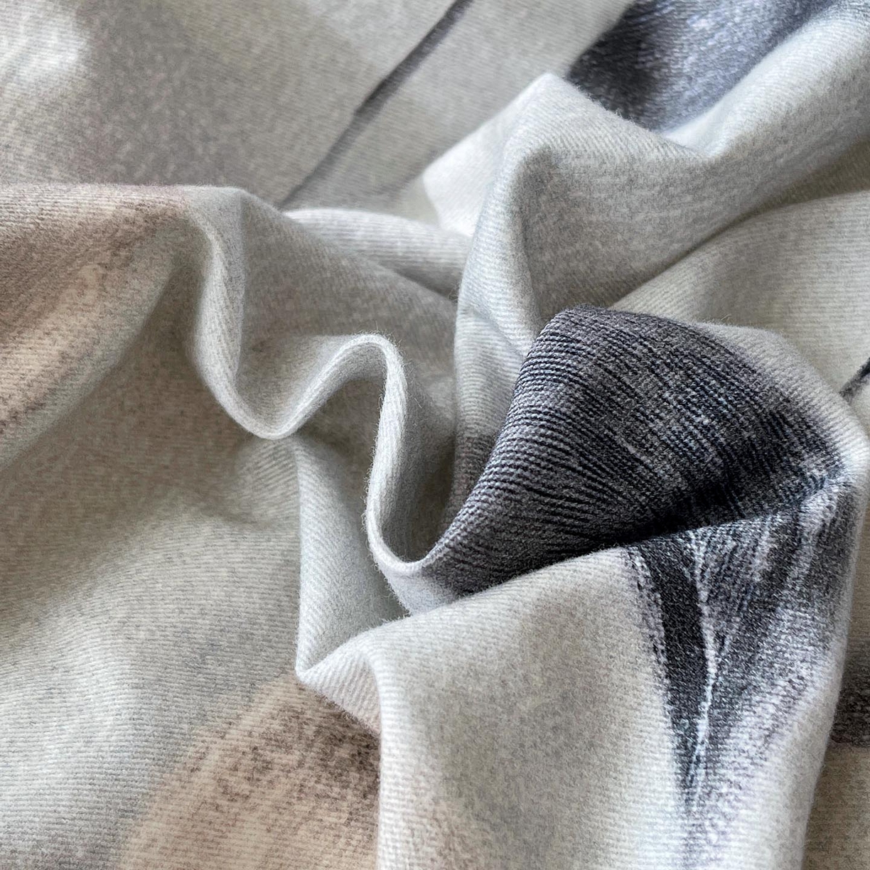 91家纺网 家纺一手货源 找家纺 帅露家纺 2025新款升级疆大白全棉加厚生态磨毛四件套 落英-灰