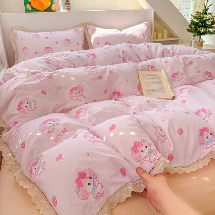 91家纺网 家纺一手货源 找家纺 森璐家纺 2025新款亲肤舒适云感双层纱镂空花边四件套 花边款-快乐莓乐蒂