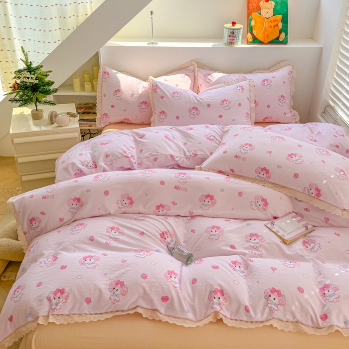 91家纺网 家纺一手货源 找家纺 森璐家纺 2025新款亲肤舒适云感双层纱镂空花边四件套 花边款-快乐莓乐蒂