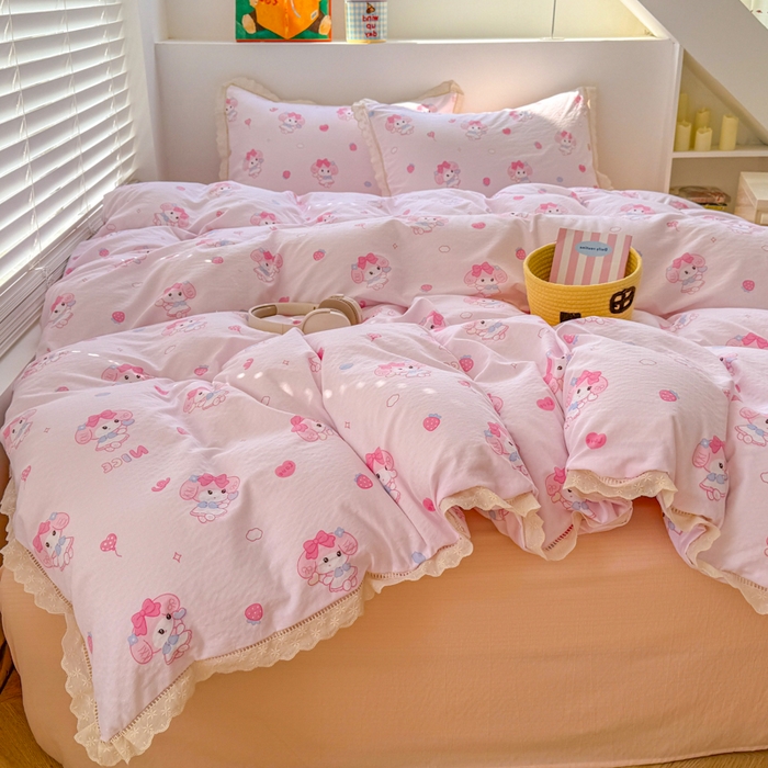 91家纺网 家纺一手货源 找家纺 森璐家纺 2025新款亲肤舒适云感双层纱镂空花边四件套 花边款-快乐莓乐蒂