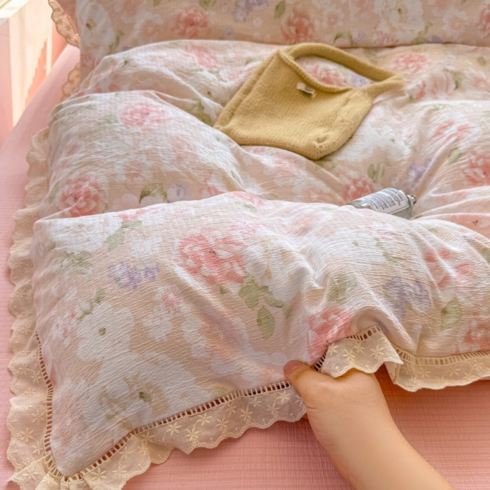 91家纺网 家纺一手货源 找家纺 森璐家纺 2025新款亲肤舒适云感双层纱镂空花边四件套 花边款-絮yu