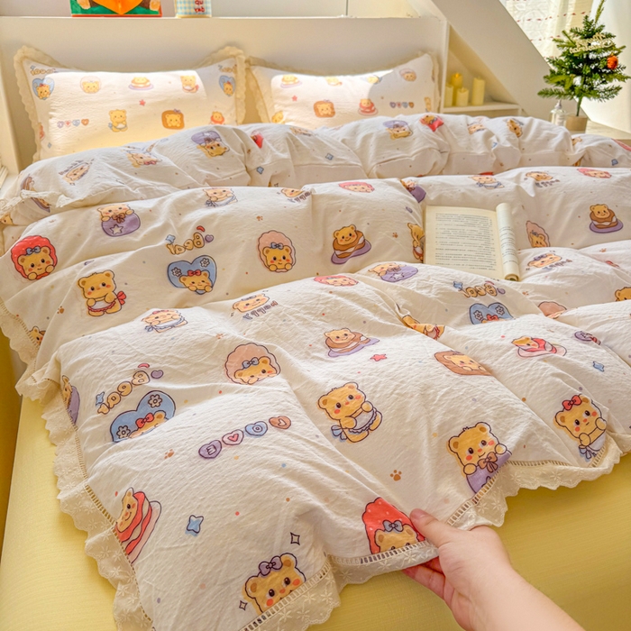 91家纺网 家纺一手货源 找家纺 森璐家纺 2025新款亲肤舒适云感双层纱镂空花边四件套 花边款-奶油熊