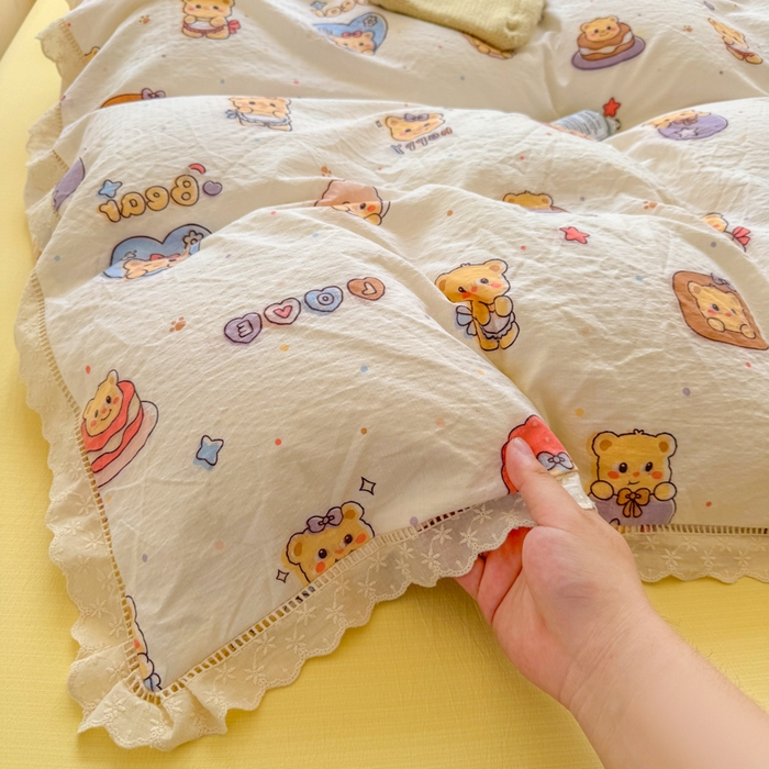 91家纺网 家纺一手货源 找家纺 森璐家纺 2025新款亲肤舒适云感双层纱镂空花边四件套 花边款-奶油熊