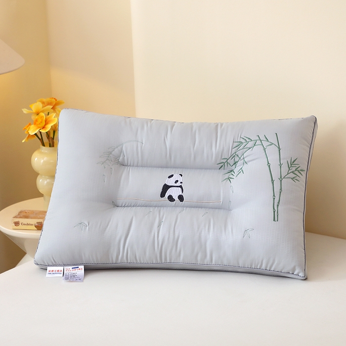 91家纺网 家纺一手货源 找家纺 大熊枕芯 2025新款熊猫可爱萌刺绣款亲肤枕芯护颈枕立体高枕头 护颈枕灰 48x74cm/只