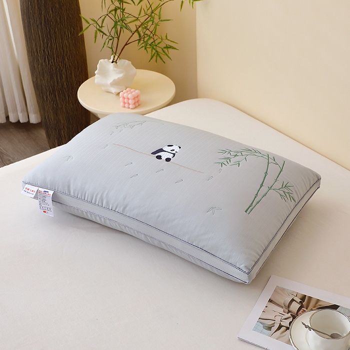 91家纺网 家纺一手货源 找家纺 大熊枕芯 2025新款熊猫可爱萌刺绣款亲肤枕芯护颈枕立体高枕头 立体高枕灰 48x74cm/只