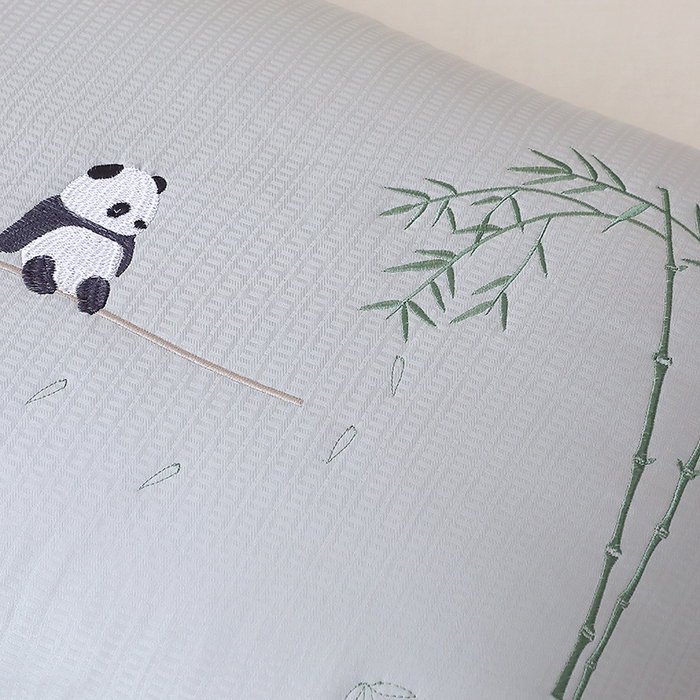 91家纺网 家纺一手货源 找家纺 大熊枕芯 2025新款熊猫可爱萌刺绣款亲肤枕芯护颈枕立体高枕头 立体高枕灰 48x74cm/只