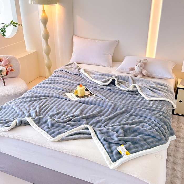 91家纺网 家纺一手货源 找家纺 无瑕家居 2025新款跨境多功能毛毯高克重法莱绒牛奶绒珊瑚绒兔兔绒包边毛毯毯子 兔兔绒-浅浅灰