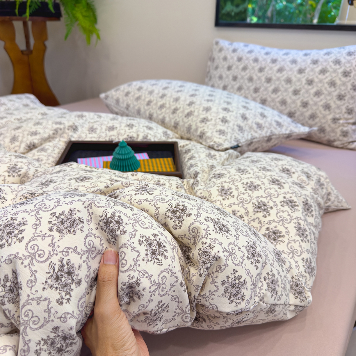 91家纺网 家纺一手货源 找家纺 竹合家纺 2025秋冬新品爆款有氧人字纹提花小清新加厚四件套 花与诗