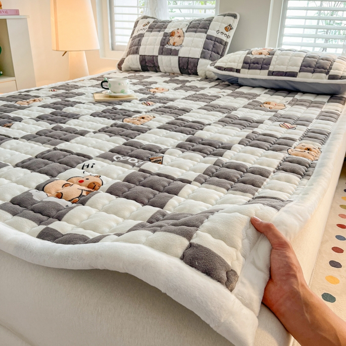 91家纺网 家纺一手货源 找家纺 莉莉安家纺 2025牛奶绒床垫软垫家用绒毯子垫被褥子宿舍学生单人冬季加绒牛奶绒床褥垫子 卡皮巴拉