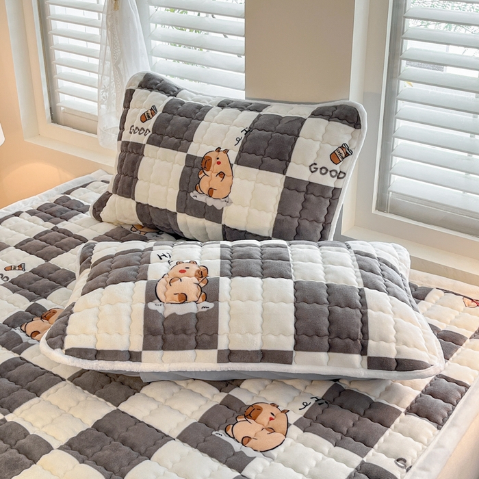 91家纺网 家纺一手货源 找家纺 莉莉安家纺 2025牛奶绒床垫软垫家用绒毯子垫被褥子宿舍学生单人冬季加绒牛奶绒床褥垫子 卡皮巴拉