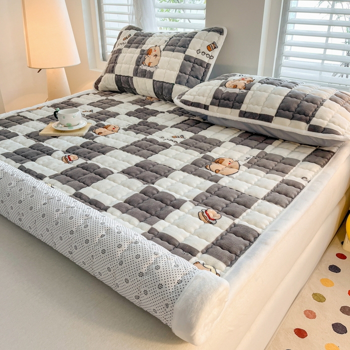 91家纺网 家纺一手货源 找家纺 莉莉安家纺 2025牛奶绒床垫软垫家用绒毯子垫被褥子宿舍学生单人冬季加绒牛奶绒床褥垫子 卡皮巴拉