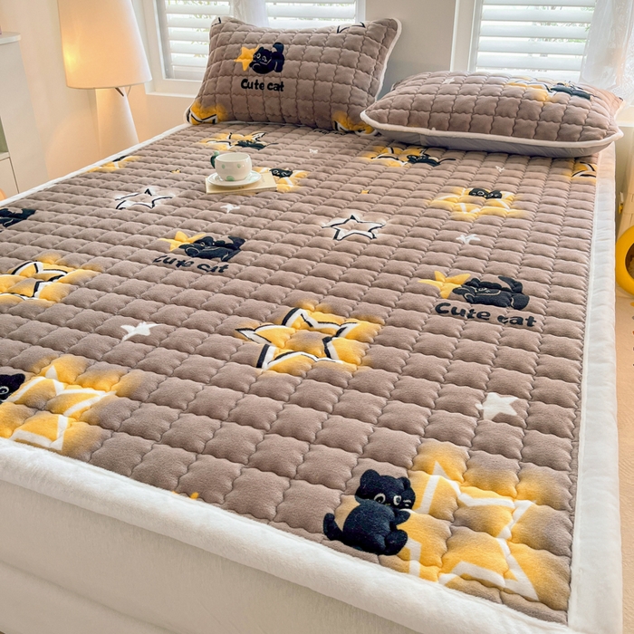 91家纺网 家纺一手货源 找家纺 莉莉安家纺 2025牛奶绒床垫软垫家用绒毯子垫被褥子宿舍学生单人冬季加绒牛奶绒床褥垫子 猫咪星空