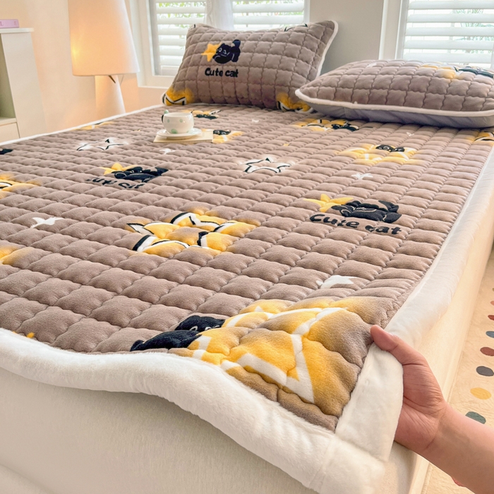 91家纺网 家纺一手货源 找家纺 莉莉安家纺 2025牛奶绒床垫软垫家用绒毯子垫被褥子宿舍学生单人冬季加绒牛奶绒床褥垫子 猫咪星空