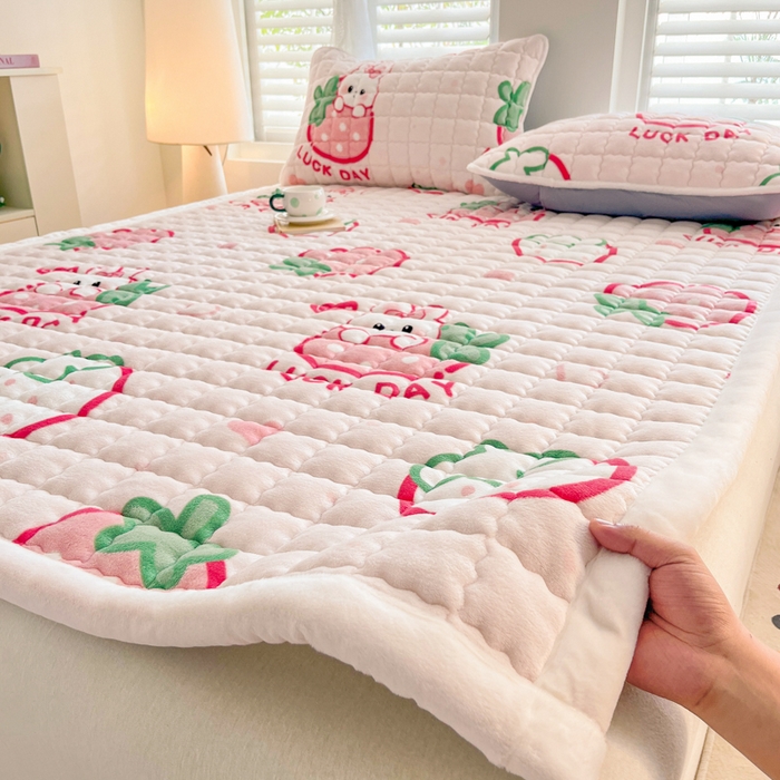 91家纺网 家纺一手货源 找家纺 莉莉安家纺 2025牛奶绒床垫软垫家用绒毯子垫被褥子宿舍学生单人冬季加绒牛奶绒床褥垫子 幸运草莓