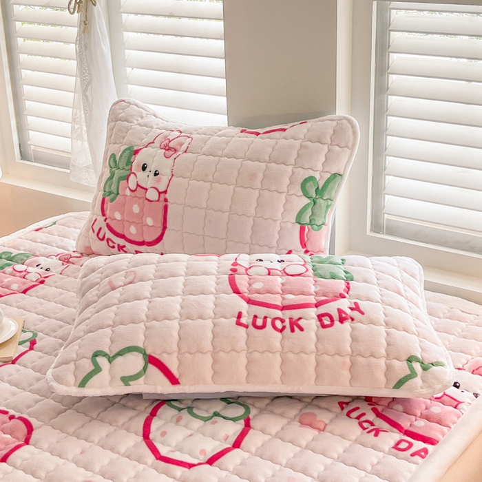 91家纺网 家纺一手货源 找家纺 莉莉安家纺 2025牛奶绒床垫软垫家用绒毯子垫被褥子宿舍学生单人冬季加绒牛奶绒床褥垫子 幸运草莓