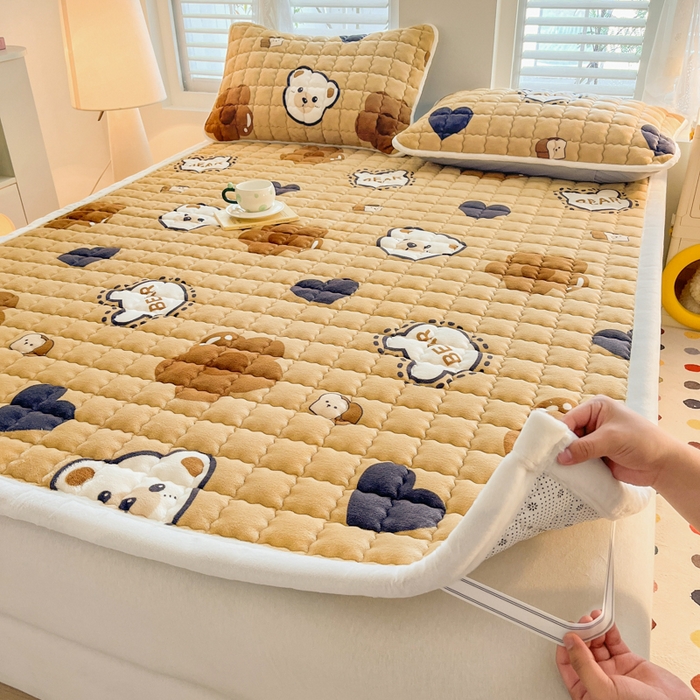 91家纺网 家纺一手货源 找家纺 莉莉安家纺 2025牛奶绒床垫软垫家用绒毯子垫被褥子宿舍学生单人冬季加绒牛奶绒床褥垫子 萌宠熊宝