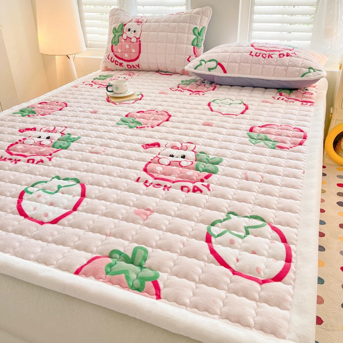 91家纺网 家纺一手货源 找家纺 莉莉安家纺 2025牛奶绒床垫软垫家用绒毯子垫被褥子宿舍学生单人冬季加绒牛奶绒床褥垫子 幸运草莓