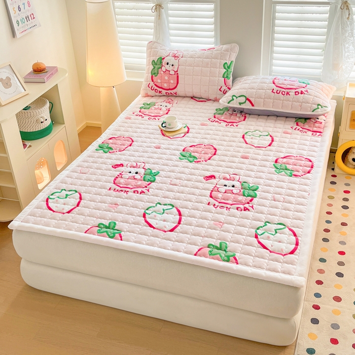 91家纺网 家纺一手货源 找家纺 莉莉安家纺 2025牛奶绒床垫软垫家用绒毯子垫被褥子宿舍学生单人冬季加绒牛奶绒床褥垫子 幸运草莓