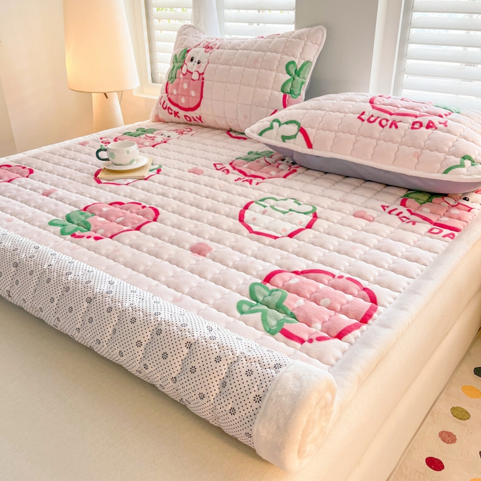 91家纺网 家纺一手货源 找家纺 莉莉安家纺 2025牛奶绒床垫软垫家用绒毯子垫被褥子宿舍学生单人冬季加绒牛奶绒床褥垫子 幸运草莓