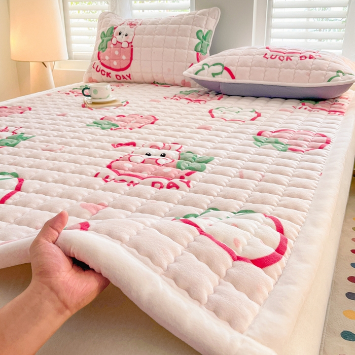 91家纺网 家纺一手货源 找家纺 莉莉安家纺 2025牛奶绒床垫软垫家用绒毯子垫被褥子宿舍学生单人冬季加绒牛奶绒床褥垫子 幸运草莓