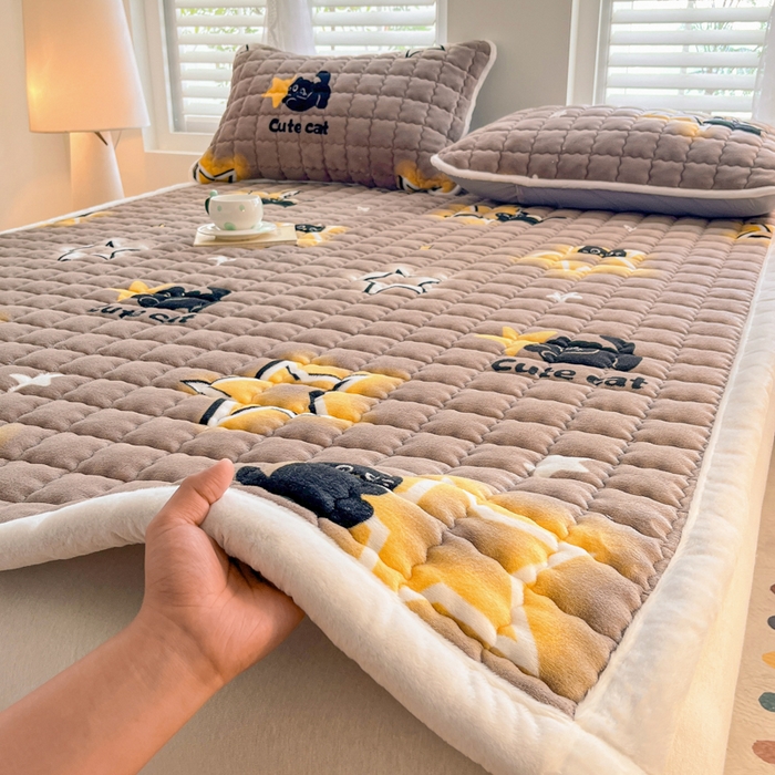 91家纺网 家纺一手货源 找家纺 莉莉安家纺 2025牛奶绒床垫软垫家用绒毯子垫被褥子宿舍学生单人冬季加绒牛奶绒床褥垫子 猫咪星空