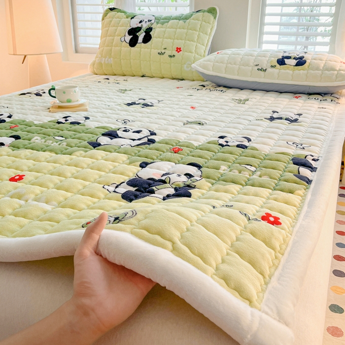 91家纺网 家纺一手货源 找家纺 莉莉安家纺 2025牛奶绒床垫软垫家用绒毯子垫被褥子宿舍学生单人冬季加绒牛奶绒床褥垫子 熊猫乐乐