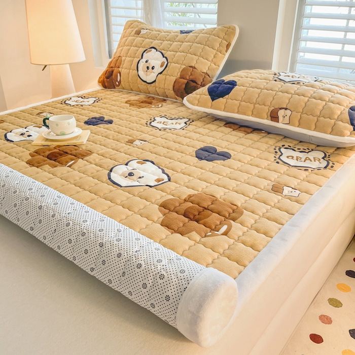 91家纺网 家纺一手货源 找家纺 莉莉安家纺 2025牛奶绒床垫软垫家用绒毯子垫被褥子宿舍学生单人冬季加绒牛奶绒床褥垫子 萌宠熊宝