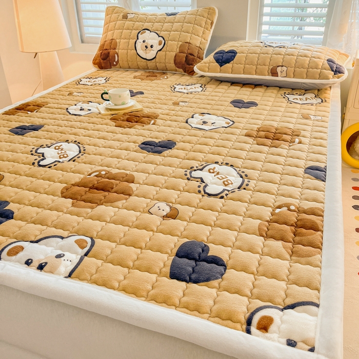 91家纺网 家纺一手货源 找家纺 莉莉安家纺 2025牛奶绒床垫软垫家用绒毯子垫被褥子宿舍学生单人冬季加绒牛奶绒床褥垫子 萌宠熊宝