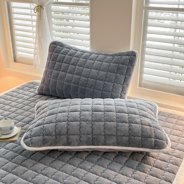 91家纺网 家纺一手货源 找家纺 莉莉安家纺 2025牛奶绒床垫软垫家用绒毯子垫被褥子宿舍学生单人冬季加绒牛奶绒床褥垫子 高级灰