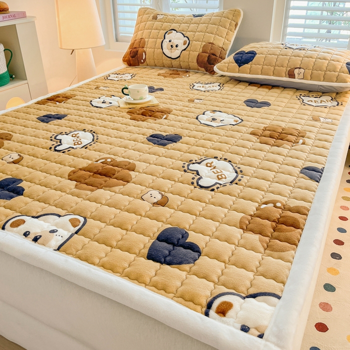 91家纺网 家纺一手货源 找家纺 莉莉安家纺 2025牛奶绒床垫软垫家用绒毯子垫被褥子宿舍学生单人冬季加绒牛奶绒床褥垫子 萌宠熊宝