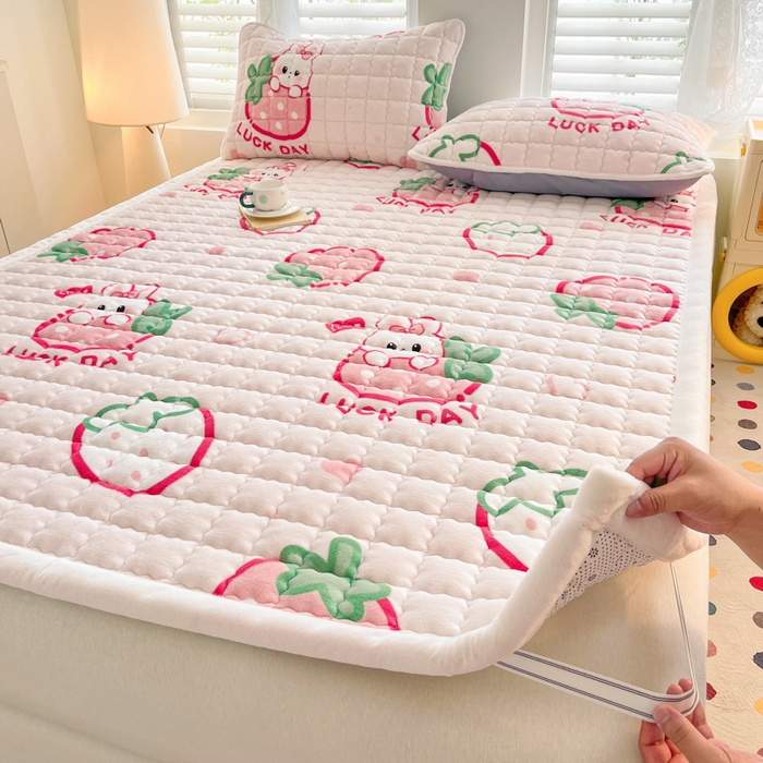 91家纺网 家纺一手货源 找家纺 莉莉安家纺 2025牛奶绒床垫软垫家用绒毯子垫被褥子宿舍学生单人冬季加绒牛奶绒床褥垫子 幸运草莓
