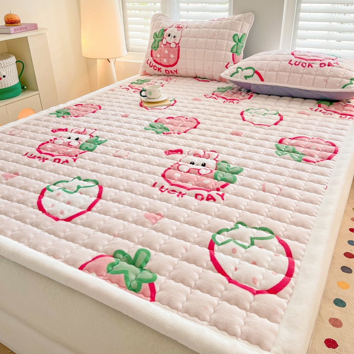 91家纺网 家纺一手货源 找家纺 莉莉安家纺 2025牛奶绒床垫软垫家用绒毯子垫被褥子宿舍学生单人冬季加绒牛奶绒床褥垫子 幸运草莓