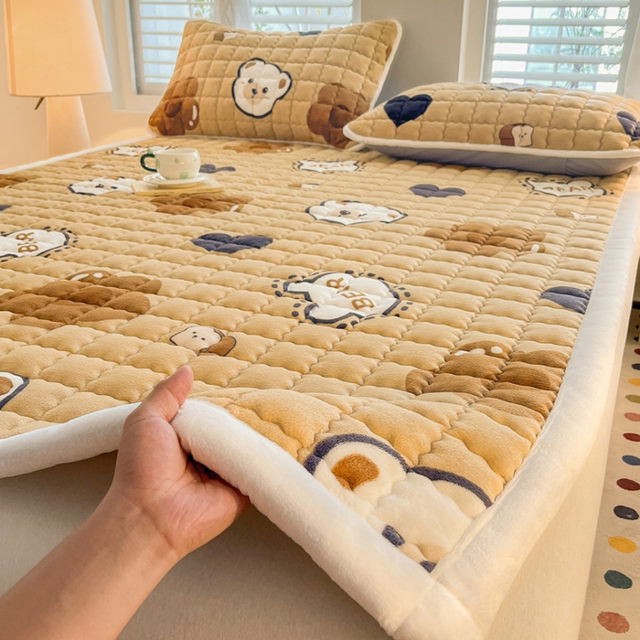 91家纺网 家纺一手货源 找家纺 莉莉安家纺 2025牛奶绒床垫软垫家用绒毯子垫被褥子宿舍学生单人冬季加绒牛奶绒床褥垫子 萌宠熊宝