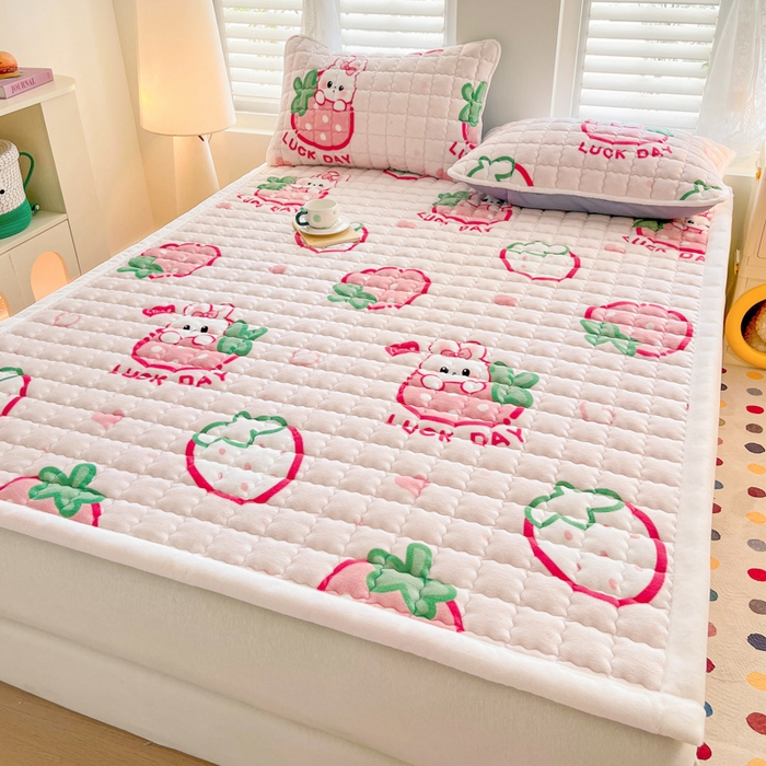 91家纺网 家纺一手货源 找家纺 莉莉安家纺 2025牛奶绒床垫软垫家用绒毯子垫被褥子宿舍学生单人冬季加绒牛奶绒床褥垫子 幸运草莓