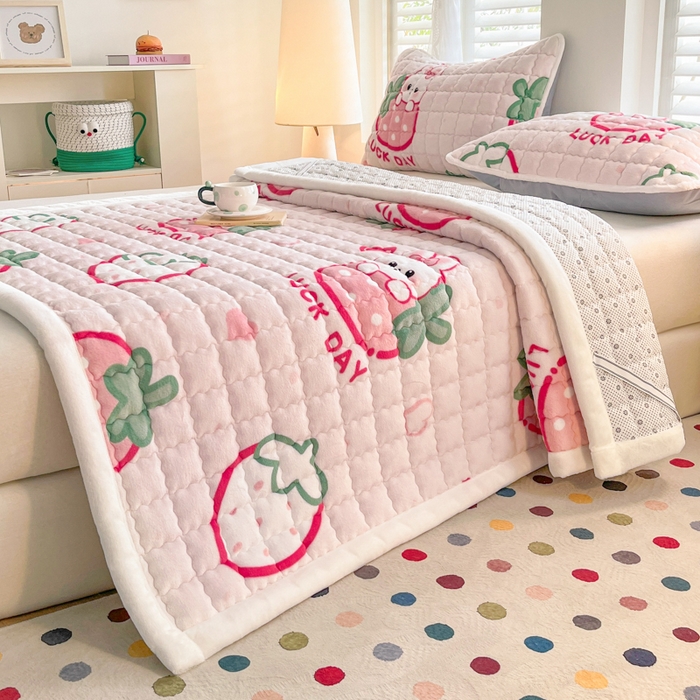 91家纺网 家纺一手货源 找家纺 莉莉安家纺 2025牛奶绒床垫软垫家用绒毯子垫被褥子宿舍学生单人冬季加绒牛奶绒床褥垫子 幸运草莓